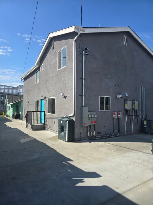 1647 E 53rd St in Los Angeles, CA - Building Photo