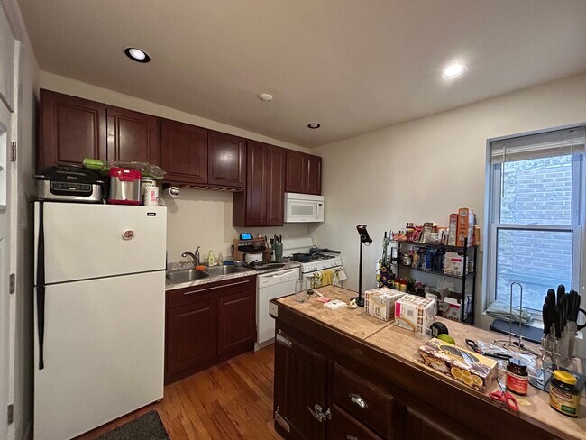 property at 4621 N Rockwell St