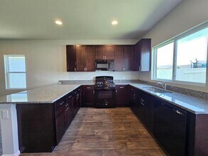 110 Bluestem Dr in Elgin, TX - Building Photo - Building Photo