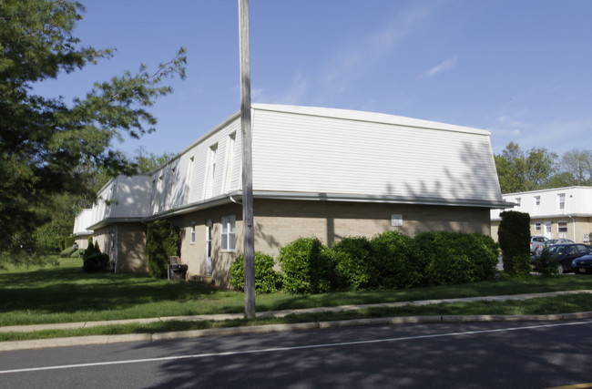 Eatonbrook Apartments in Eatontown, NJ - Foto de edificio - Building Photo