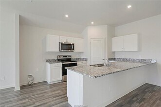 5521 Fox Blf Dr in Bryan, TX - Building Photo - Building Photo