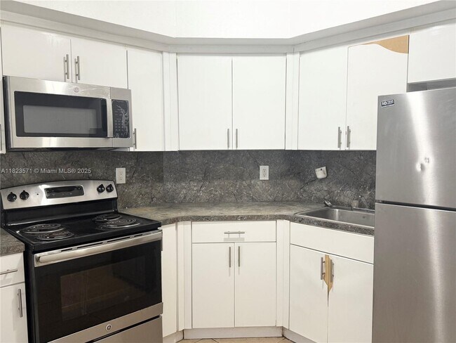 12320 NE 11th Pl in North Miami, FL - Building Photo - Building Photo
