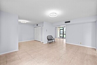 5310 Las Verdes Cir in Delray Beach, FL - Building Photo - Building Photo