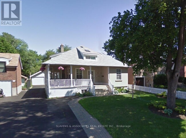 216 Queens Dr