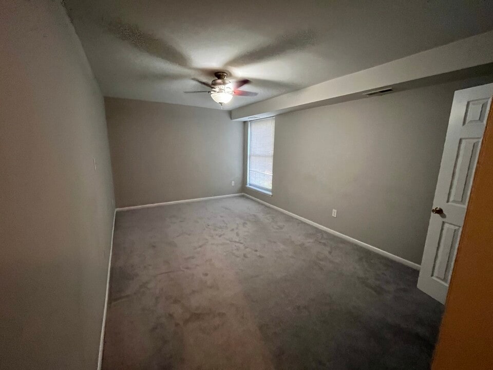 3304 Woodburn Village Dr, Unit 22 in Annandale, VA - Building Photo