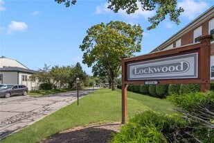 3524 W Shore Rd in Warwick, RI - Building Photo