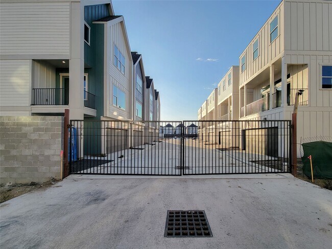 7703 Earl Rudder Wy in Houston, TX - Building Photo - Building Photo