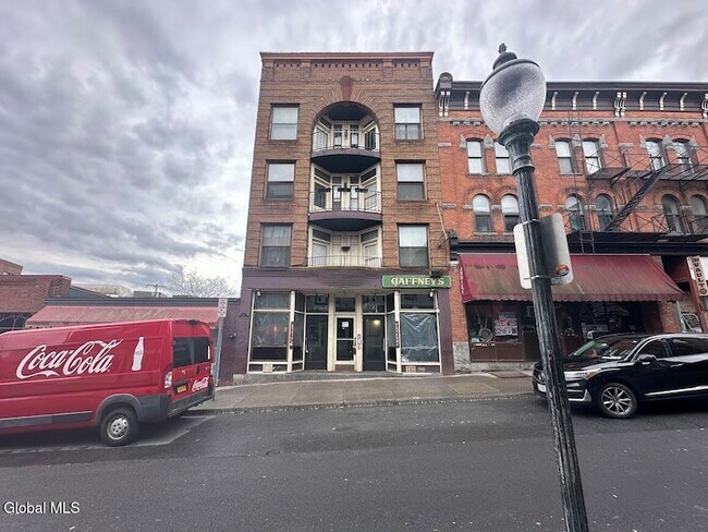 16 Caroline St, Unit 5 in Saratoga Springs, NY - Building Photo - Building Photo