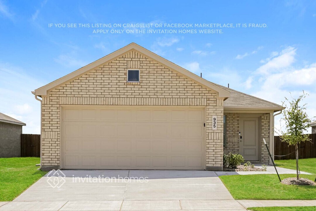 935 Carrick Dr in Ennis, TX - Foto de edificio