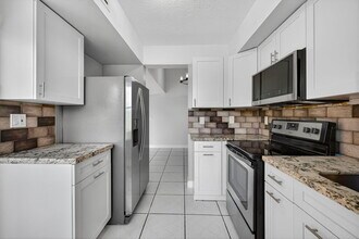 3239 NW 44th St in Oakland Park, FL - Building Photo - Building Photo