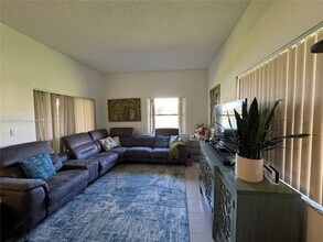 573 Racquet Club Rd in Weston, FL - Building Photo - Building Photo