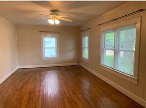 916 Avenue M in Huntsville, TX - Foto de edificio - Building Photo