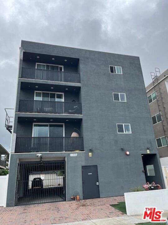 8637 Olin St in Los Angeles, CA - Building Photo