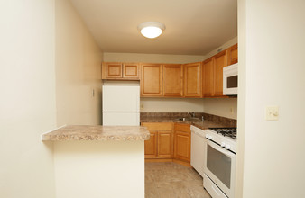 Hamlet West in Baltimore, MD - Building Photo - Interior Photo