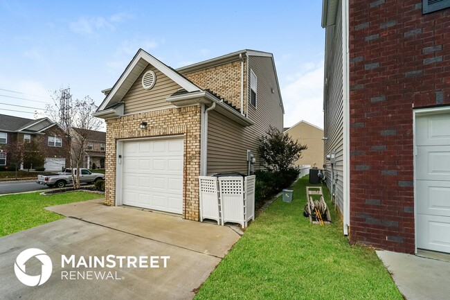 3201 Cotton Ln in Jeffersonville, IN - Foto de edificio - Building Photo