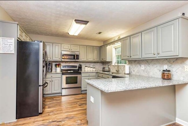 145 Candlewood Dr, Unit Room For Rent in Newnan, GA - Foto de edificio - Building Photo