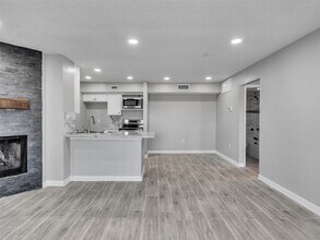 260 El Dorado Blvd in Webster, TX - Building Photo - Building Photo