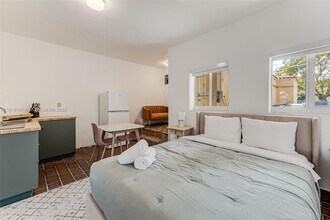 571 NE 64th St in Miami, FL - Building Photo - Building Photo