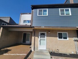 128 Kaskitayo Ct NW in Edmonton, AB - Building Photo