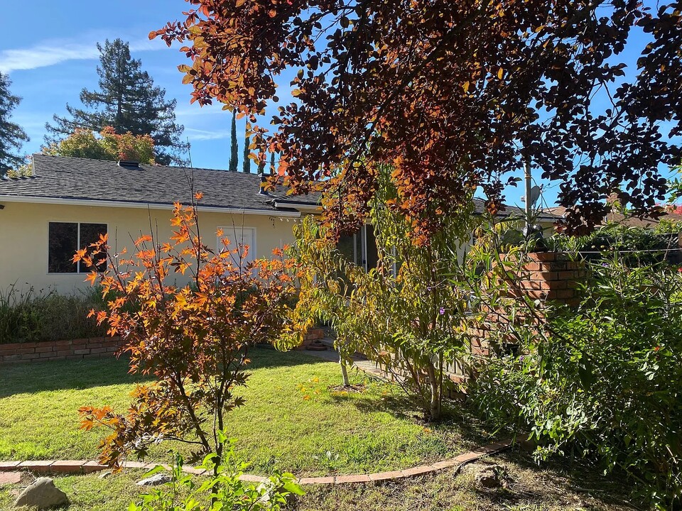 1609 Blossom Hill Rd in San Jose, CA - Foto de edificio