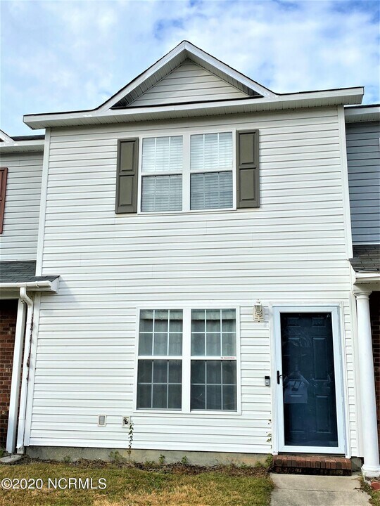 303 Meadowbrook Ln in Jacksonville, NC - Building Photo