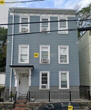 126 Leyden St, Unit 3 in Boston, MA - Foto de edificio - Building Photo