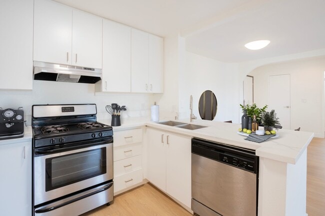 The Liora in Northridge, CA - Foto de edificio - Building Photo