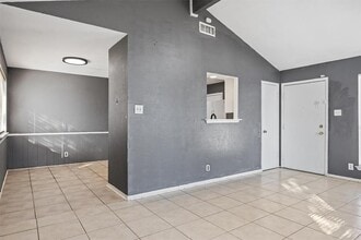 2102 Lamplight Village Cir in Austin, TX - Building Photo - Building Photo