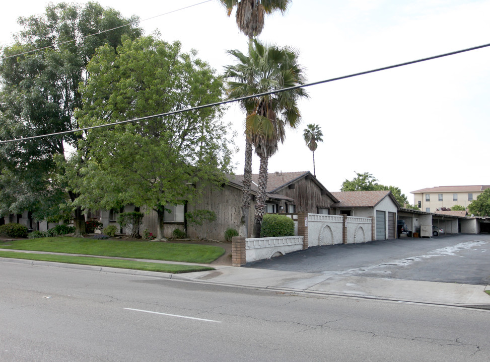 Casa Linda Apartments in Fresno, CA - Building Photo