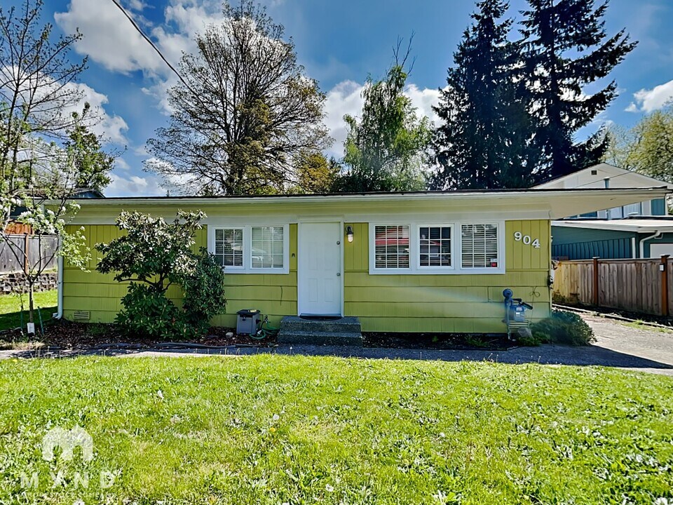 904 Ferndale Cir NE in Renton, WA - Building Photo