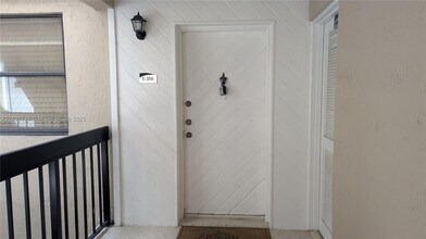 491 Ives Dairy Rd in Miami, FL - Building Photo - Building Photo