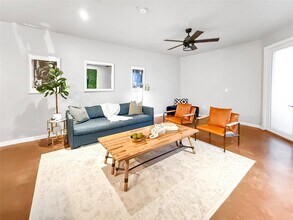 2216 Chenevert St in Houston, TX - Building Photo - Building Photo