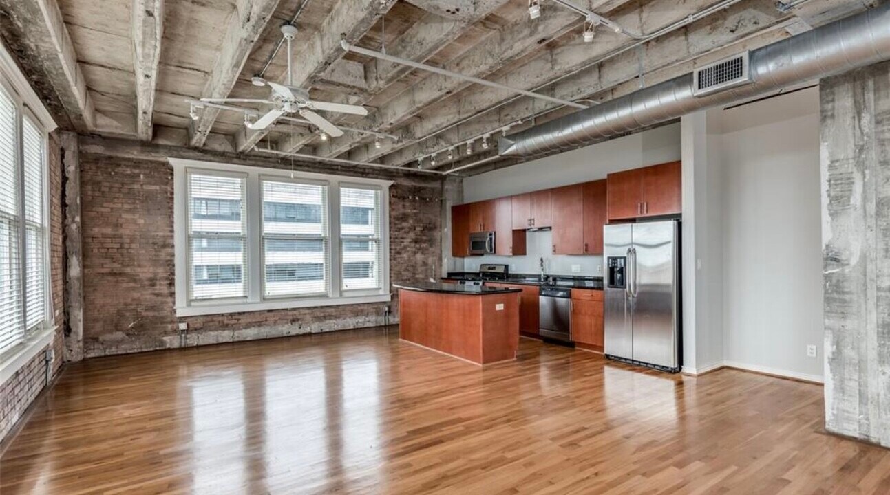 201 Main St in Houston, TX - Building Photo