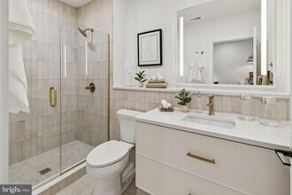 30 W Allens Ln, Unit 202 in Philadelphia, PA - Foto de edificio - Building Photo