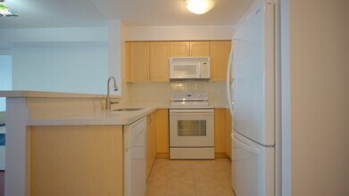 9-319 Michael Power Pl in Toronto, ON - Building Photo - Building Photo