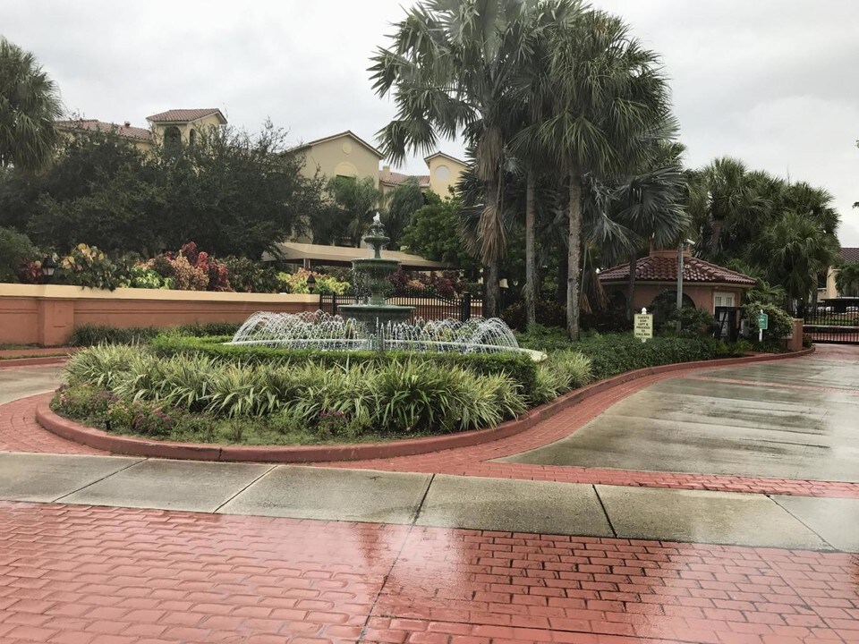 600 Uno Lago Dr-Unit -401 in North Palm Beach, FL - Building Photo