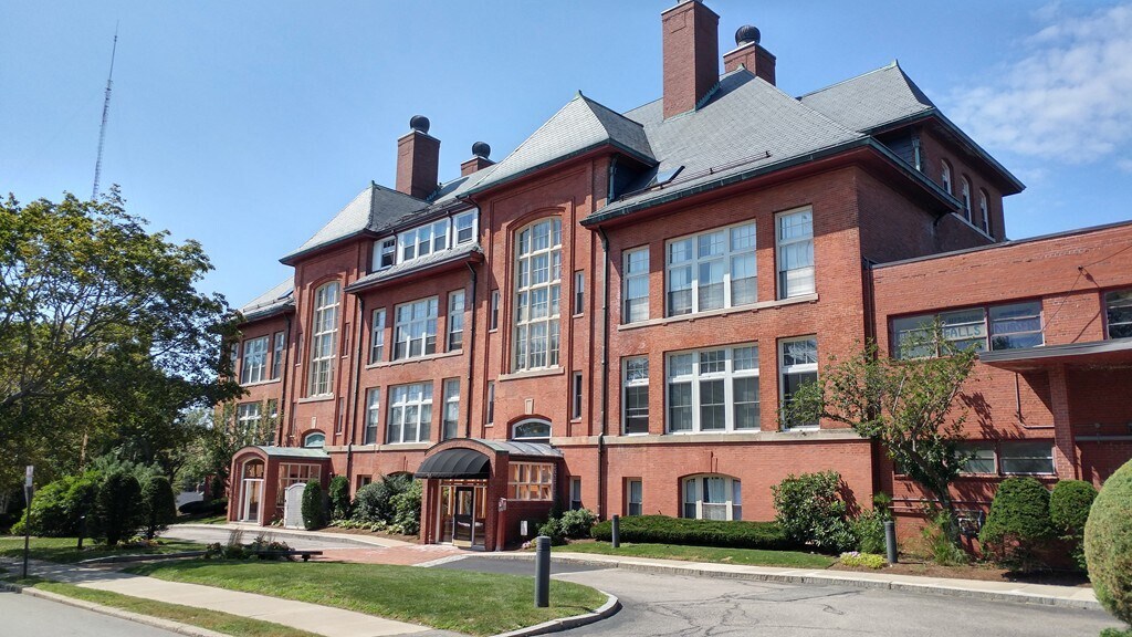 51 Pettee St in Newton, MA - Building Photo