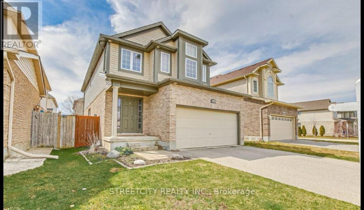 812 Reeves Ave in London, ON - Building Photo