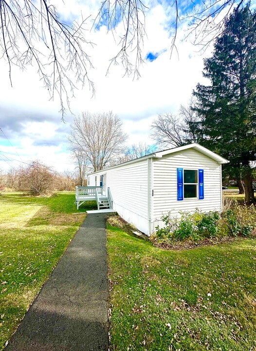 90 Yankee Folly Rd in New Paltz, NY - Building Photo