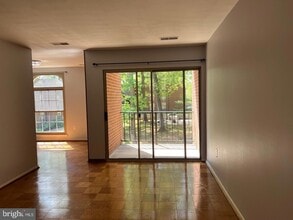 3356 Woodburn Rd, Unit 24 in Annandale, VA - Building Photo - Building Photo