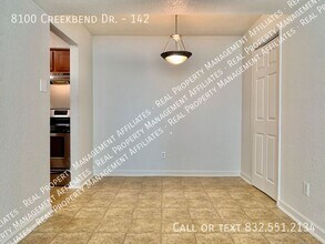 8100 Creekbend Dr in Houston, TX - Building Photo - Building Photo