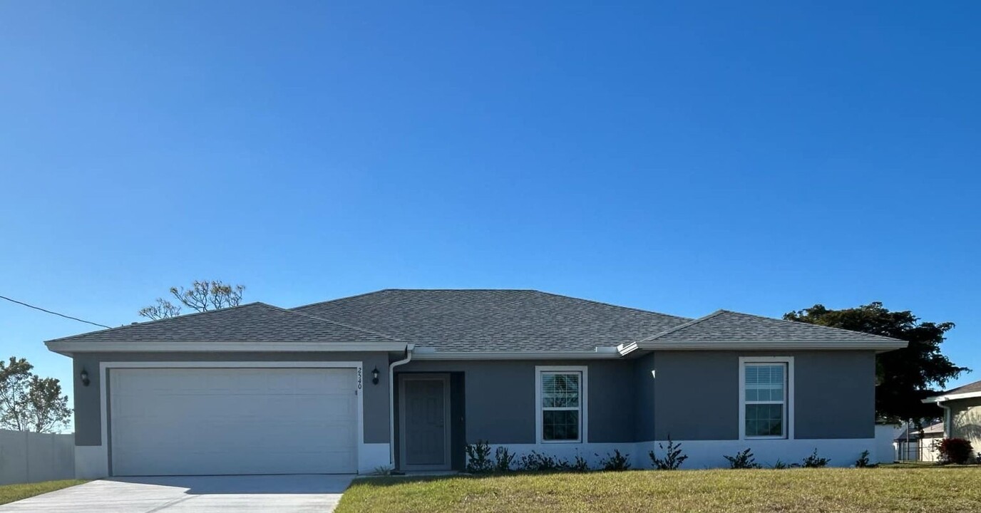 2540 NW 19th Pl in Cape Coral, FL - Building Photo