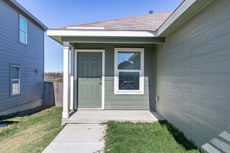 9143 Coronal Rings in San Antonio, TX - Building Photo - Building Photo