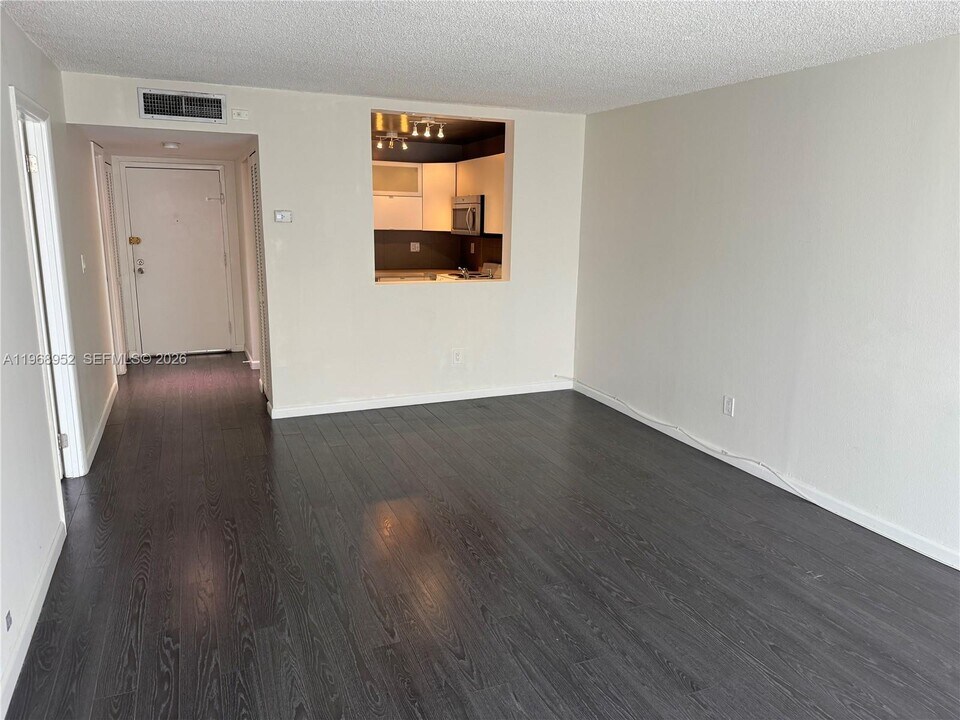 492 NW 165th St in Miami, FL - Building Photo