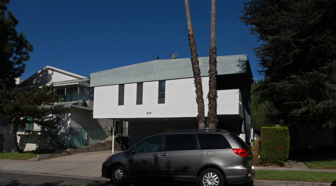 425 E Cypress Ave in Burbank, CA - Foto de edificio