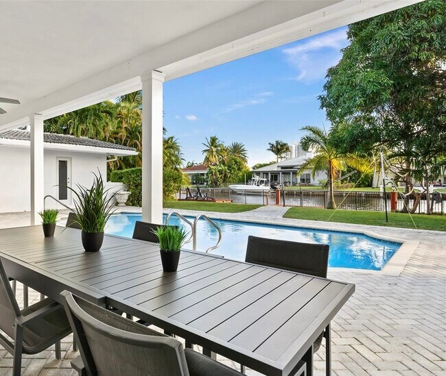 413 Tamarind Dr in Hallandale Beach, FL - Foto de edificio - Building Photo