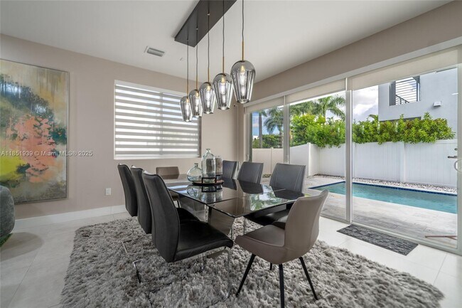 9791 NW 75th St in Doral, FL - Foto de edificio - Building Photo