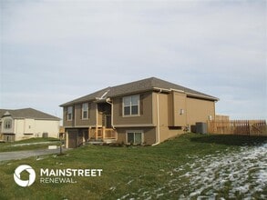 104 Golfview Dr in Pleasant Hill, MO - Building Photo - Building Photo