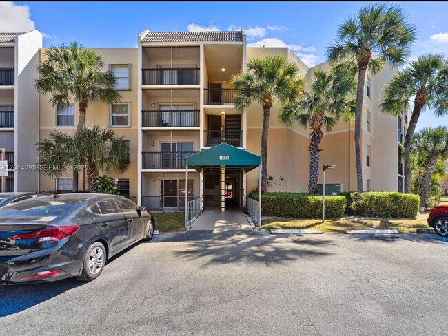 8005 Lake Dr in Doral, FL - Building Photo - Building Photo