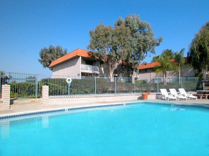 1305 E Grand Ave in Escondido, CA - Foto de edificio